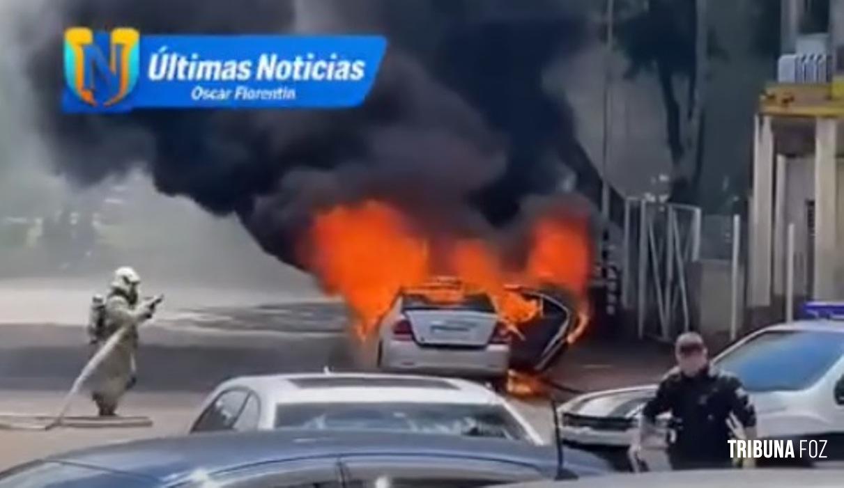 Veículo pega fogo e é completamente destruído no Lago de República em Ciudad Del Este
