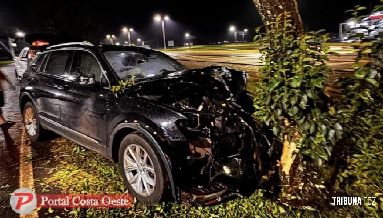 Veículo perde o controle e colide contra árvore na marginal da BR-277 em Santa Terezinha de Itaipu