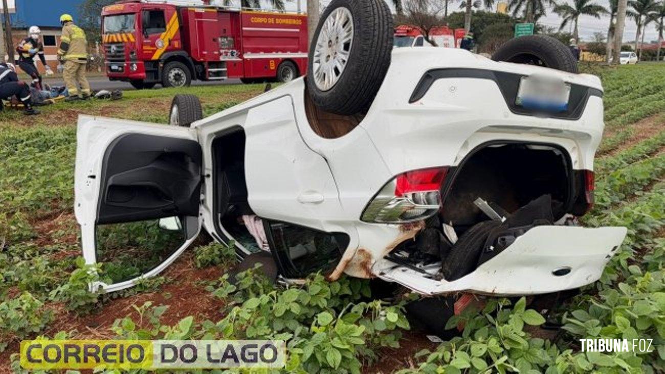 Veículo sai da pista, bate contra árvore e capota na PR-488 em Santa Helena
