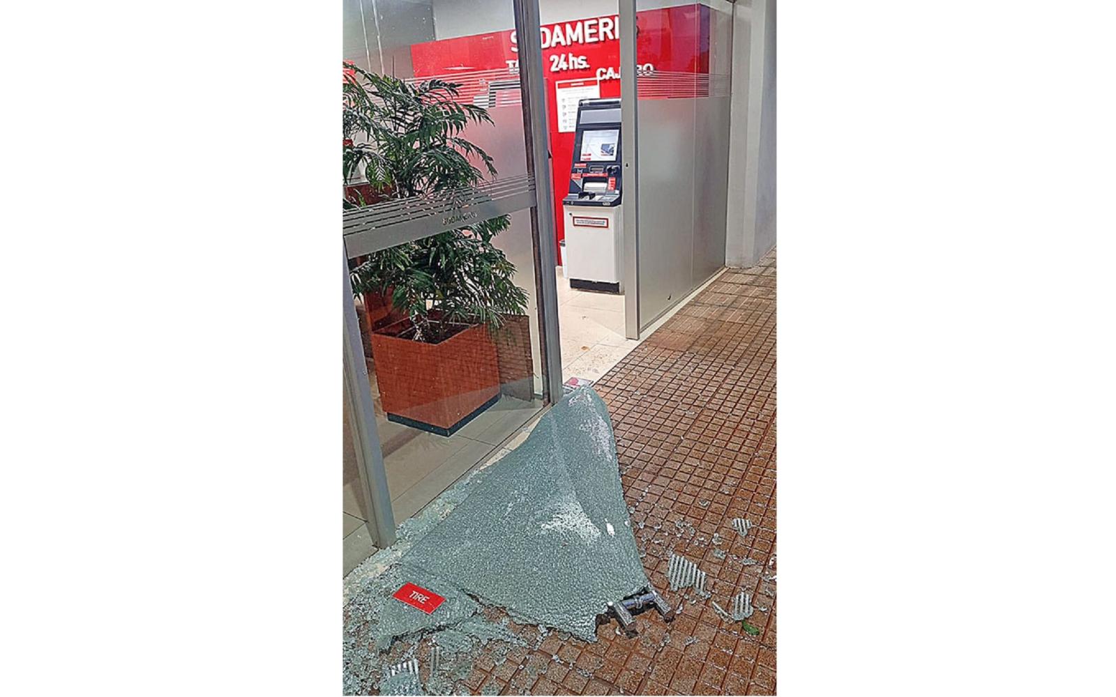 Ventos fortes quebram porta de vidro de caixa eletrônico em Hernandarias no Paraguai